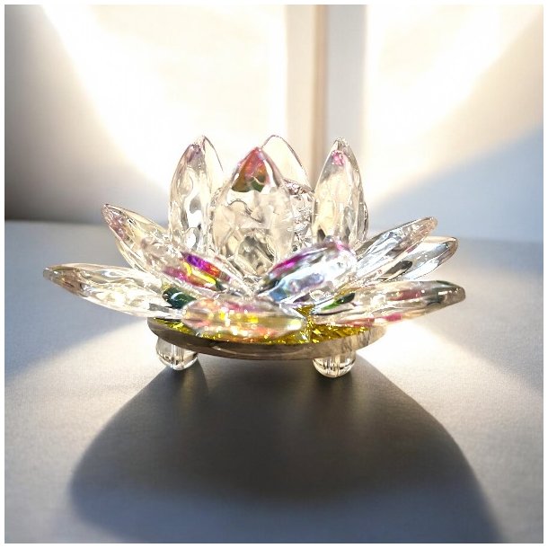 Feng Shui lotusblomst 8,5 cm med glasprismer � skab harmoni, lys og spirituel balance