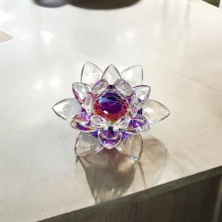 Feng Shui lotusblomst 8,5 cm med glasprismer  skab harmoni, lys og spirituel balance