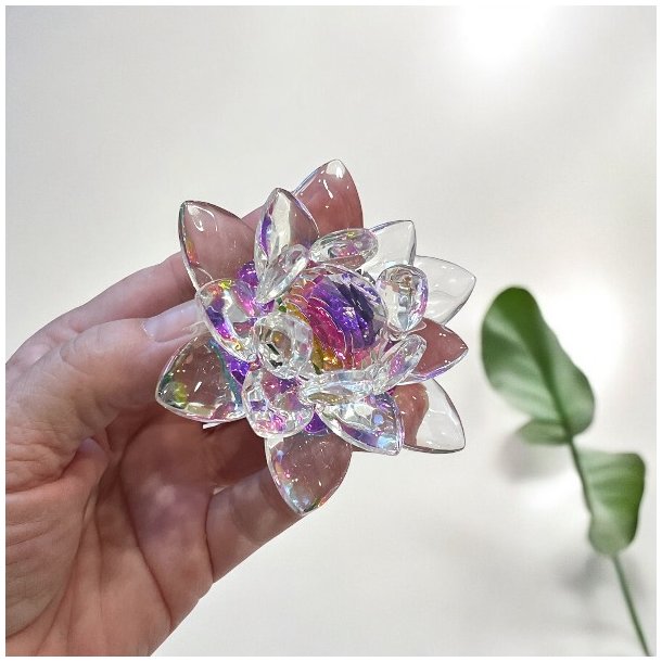Feng Shui lotusblomst 8,5 cm med glasprismer  skab harmoni, lys og spirituel balance