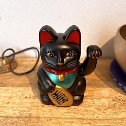 Sort Lucky Cat 13 cm  Symbol p Held, lykke, Mystik og Beskyttelse