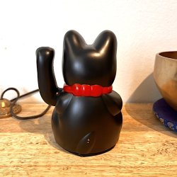 Sort Lucky Cat 13 cm  Symbol p Held, lykke, Mystik og Beskyttelse