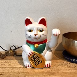 Stor Hvid Lucky Cat Maneki Neko (18 cm)  bring held, velstand og harmoni ind i dit liv.