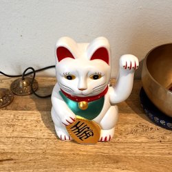 Stor Hvid Lucky Cat Maneki Neko (18 cm)  bring held, velstand og harmoni ind i dit liv.