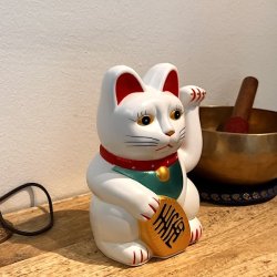 Stor Hvid Lucky Cat Maneki Neko (18 cm)  bring held, velstand og harmoni ind i dit liv.
