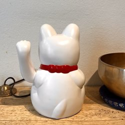Stor Hvid Lucky Cat Maneki Neko (18 cm)  bring held, velstand og harmoni ind i dit liv.