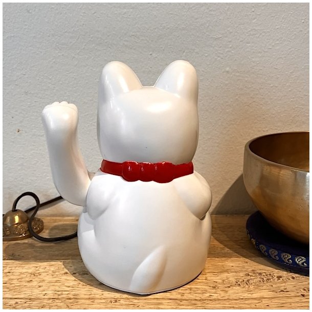Stor Hvid Lucky Cat Maneki Neko (18 cm)  bring held, velstand og harmoni ind i dit liv.