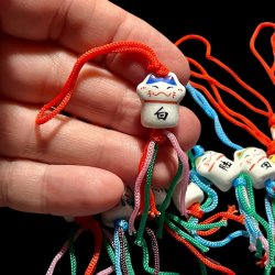 Lucky Cat amuletter i porceln  tiltrk held, lykke og velstand med charme