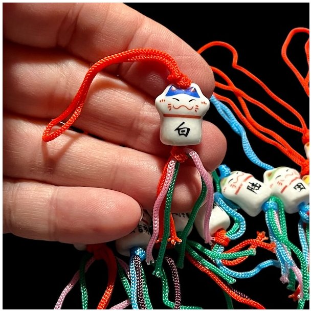 Lucky Cat amuletter i porceln  tiltrk held, lykke og velstand med charme