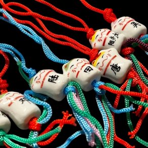 Lucky Cat amuletter i porceln  tiltrk held, lykke og velstand med charme