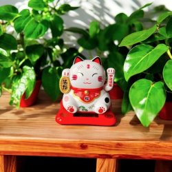 Hvid Lucky Cat  En Charmerende og Unik Fortolkning af Den Klassiske Maneki Neko