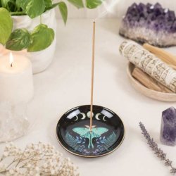 R�gelsesholder med m�nefaser og natsv�rmer i sort glaseret keramik p� lyst spirituelt alter.