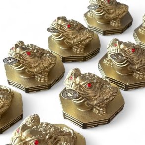 Guldfarvet Lykkefr med Lykkemnt  Tiltrk Held & Overflod | 6,5 x 7 x 5,5 cm