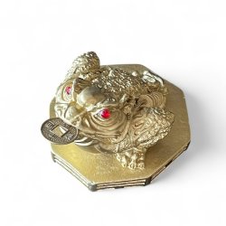 Guldfarvet Lykkefr med Lykkemnt  Tiltrk Held &amp; Overflod | 6,5 x 7 x 5,5 cm