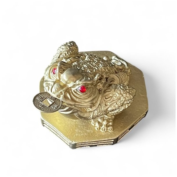 Guldfarvet Lykkefr med Lykkemnt  Tiltrk Held &amp; Overflod | 6,5 x 7 x 5,5 cm