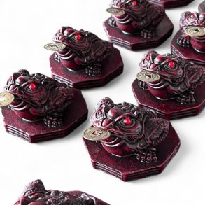 R�d Lykkefr� med Lykkem�nt � Tiltr�k Held & Overflod | 6,5 x 7 x 5,5 cm