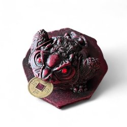 Rd Lykkefr med Lykkemnt  Tiltrk Held &amp; Overflod | 6,5 x 7 x 5,5 cm