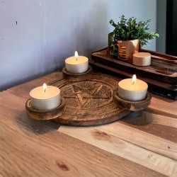 Fyrfadsstage i tr� med pentagram � 17 cm magisk lys, balance og spirituel energi
