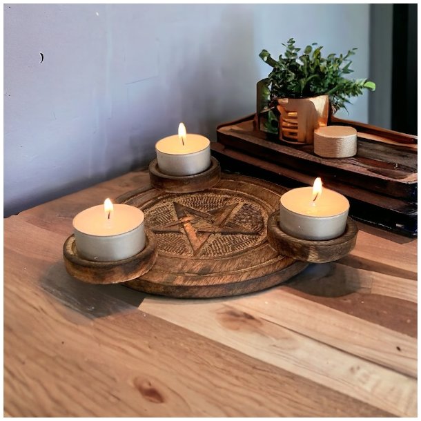 Fyrfadsstage i tr� med pentagram � 17 cm magisk lys, balance og spirituel energi
