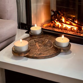 Fyrfadsstage i tr� med pentagram � 17 cm magisk lys, balance og spirituel energi