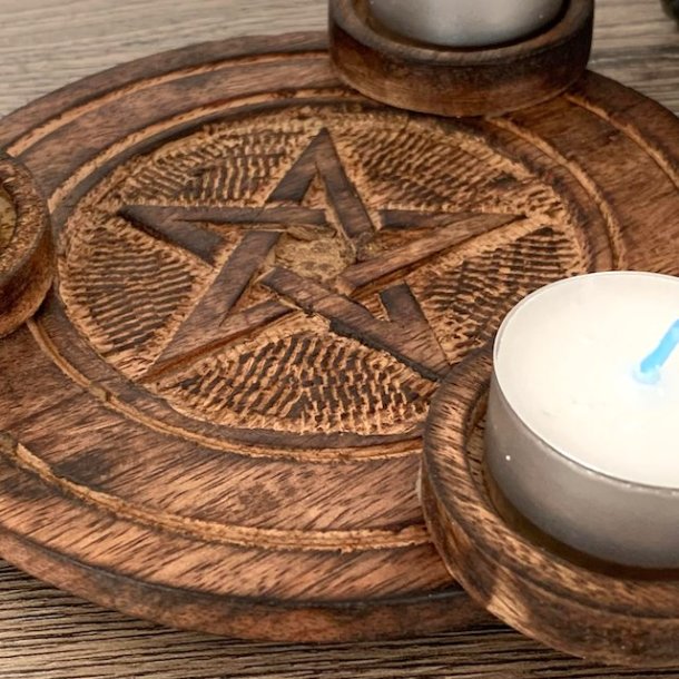 Fyrfadsstage i tr� med pentagram � 17 cm magisk lys, balance og spirituel energi