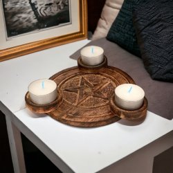 Fyrfadsstage i tr� med pentagram � 17 cm magisk lys, balance og spirituel energi