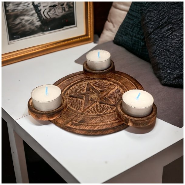 Fyrfadsstage i tr� med pentagram � 17 cm magisk lys, balance og spirituel energi