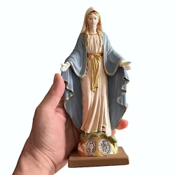 Smuk hndmalet Madonna figur i polyresin, 20 cm  hndlavet i Italien med slvmedaljer