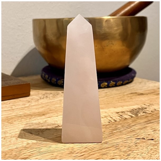 Smuk Mangano Calcite Obelisk 10,3 x 3,5 x 3,3 cm � UV-reaktiv Gl�d og Magisk Energi
