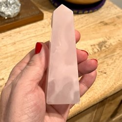 Smuk Mangano Calcite Obelisk 10,3 x 3,5 x 3,3 cm � UV-reaktiv Gl�d og Magisk Energi