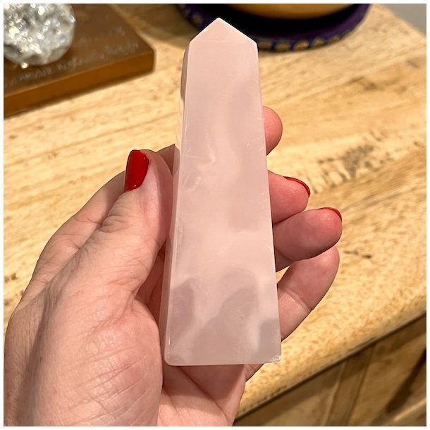 Smuk Mangano Calcite Obelisk 10,3 x 3,5 x 3,3 cm � UV-reaktiv Gl�d og Magisk Energi