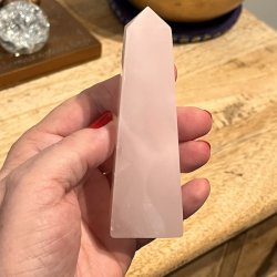 Smuk Mangano Calcite Obelisk 10,3 x 3,5 x 3,3 cm � UV-reaktiv Gl�d og Magisk Energi