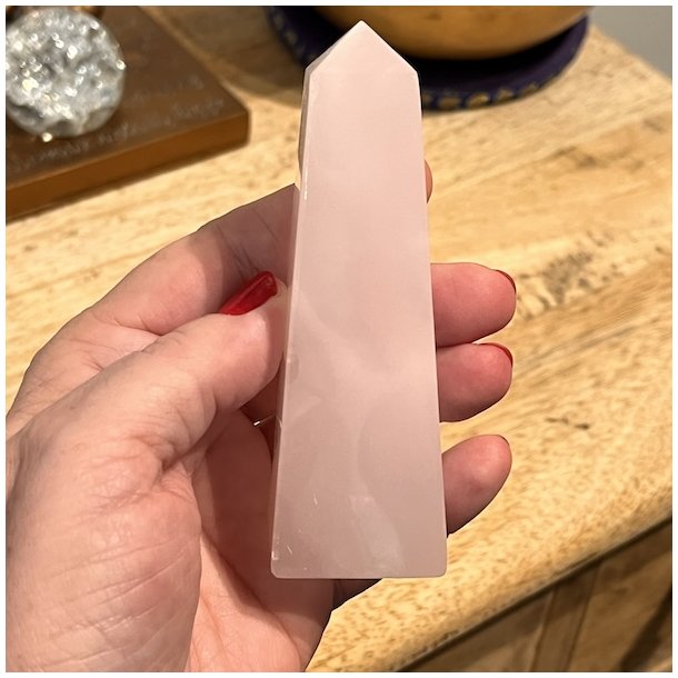 Smuk Mangano Calcite Obelisk 10,3 x 3,5 x 3,3 cm � UV-reaktiv Gl�d og Magisk Energi