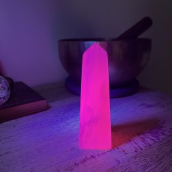 Smuk Mangano Calcite Obelisk 10,3 x 3,5 x 3,3 cm � UV-reaktiv Gl�d og Magisk Energi