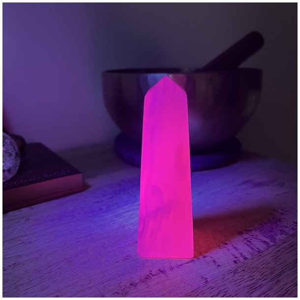 Smuk Mangano Calcite Obelisk 10,3 x 3,5 x 3,3 cm � UV-reaktiv Gl�d og Magisk Energi
