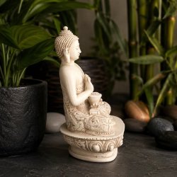 Hvid Buddha figur 13 cm i massiv polyresin set fra venstre side med almissesk�l