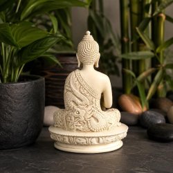 Bagside af hvid Buddha figur 13 cm med detaljeret dragem�nster i massiv polyresin