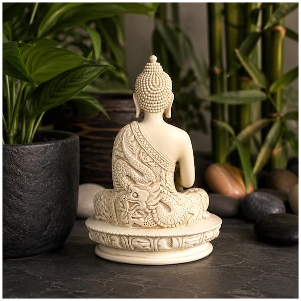Bagside af hvid Buddha figur 13 cm med detaljeret dragem�nster i massiv polyresin