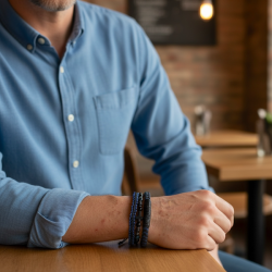 Midnight Cross herrearmb�nd med dumortierit, onyx, lavasten og kors