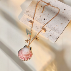 Forgyldt stl halskde med gte havskaller og strandcharms  nikkelfri kvalitet