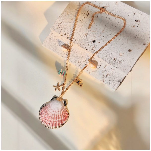 Forgyldt stl halskde med gte havskaller og strandcharms  nikkelfri kvalitet