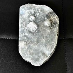 N�rbillede af zeolitkrystaller p� chalcedonmatrix med flotte detaljer