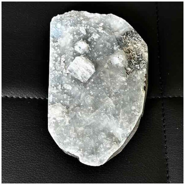 N�rbillede af zeolitkrystaller p� chalcedonmatrix med flotte detaljer