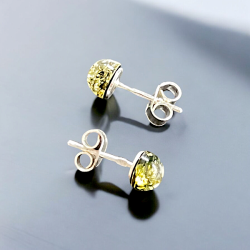 Hndlavede gte 925 slvrestikker med grn Baltisk rav  6 mm