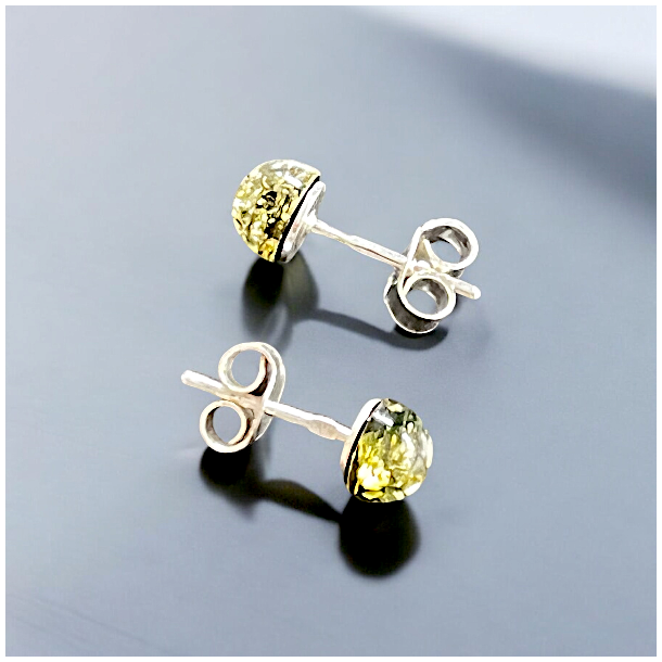 Hndlavede gte 925 slvrestikker med grn Baltisk rav  6 mm