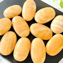 Lys Orange Poleret Calcit Hndsten / Palmstone  Strrelse 5-7 cm