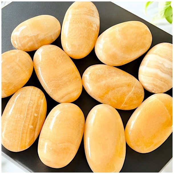 Lys Orange Poleret Calcit Hndsten / Palmstone  Strrelse 5-7 cm