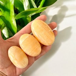 Lys Orange Poleret Calcit Hndsten / Palmstone  Strrelse 5-7 cm