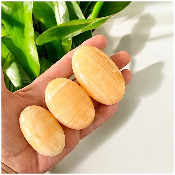 Lys Orange Poleret Calcit Hndsten / Palmstone  Strrelse 5-7 cm