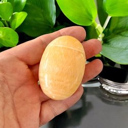 Lys Orange Poleret Calcit Hndsten / Palmstone  Strrelse 5-7 cm