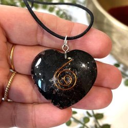 Orgonit hjerte vedhng m. shungit